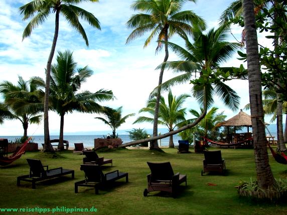 Strandliegen im Polaris Resort auf Cabilao