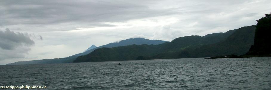 Blick auf die Küste von Albay von der Insel Atulayan