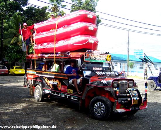 Jeepney mit rafting-Booten